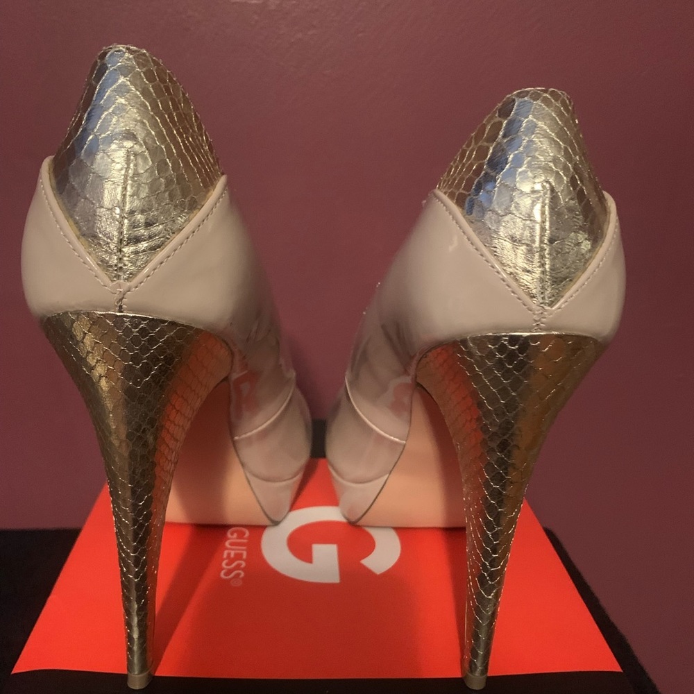 Guess patent leather pumps.